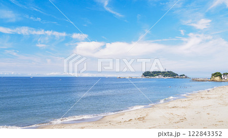 初夏の湘南の江ノ島と富士山 122843352