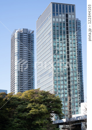 汐留周辺の高層ビルの風景 122844103