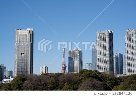 ビルの合間から見える東京タワー 122844126