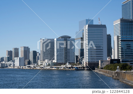 隅田川と芝浦周辺のビルの風景 122844128