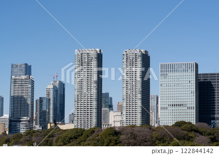 汐留周辺の高層ビルの風景 122844142