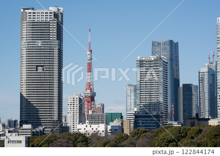 ビルの合間から見える東京タワー ビルの合間から見える東京タワー 122844174
