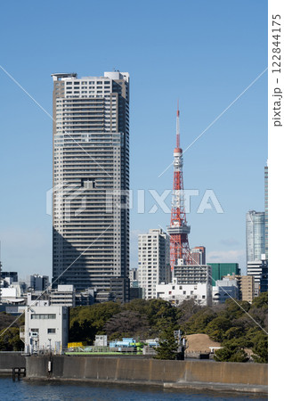 隅田川とビルの合間から見える東京タワー 122844175