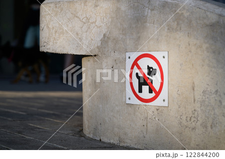 A clearly visible sign that explicitly states no dogs are allowed on it A clearly visible sign that explicitly states no dogs are allowed on it 122844200