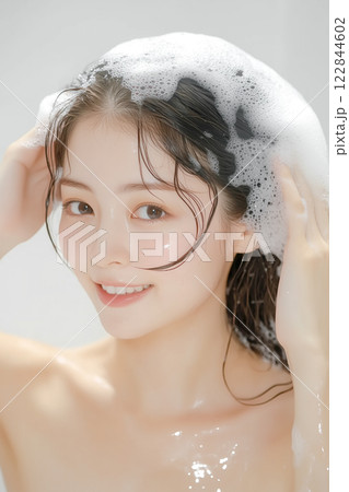 お風呂で髪の毛をシャンプーする若い女性 122844602