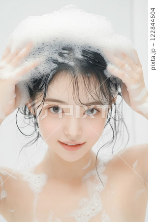 シャンプーで髪の毛を洗う若い女性 122844604