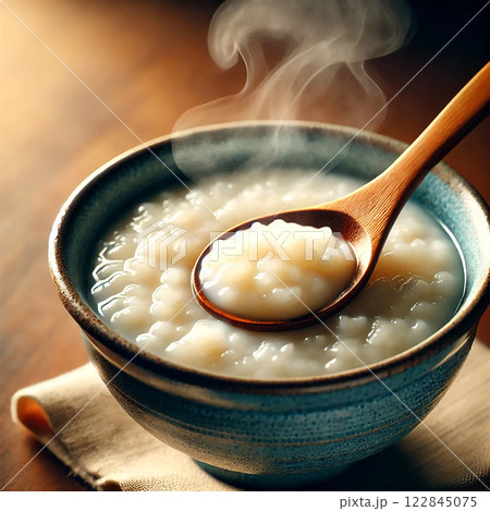 湯気が立ち上る温かいお粥 – 体に優しい和食の一品 122845075