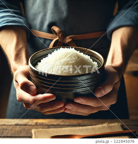 両手で大切に差し出すお米 – 日本の食文化と自然の恵み 122845076