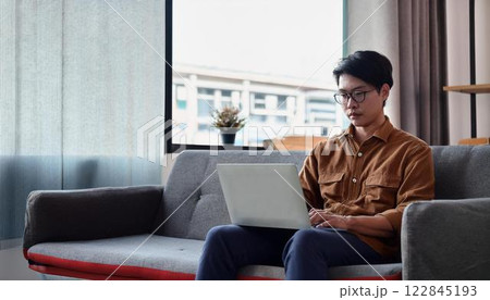 リビングでパソコンを使う男性 リビングでパソコンを使う男性 122845193