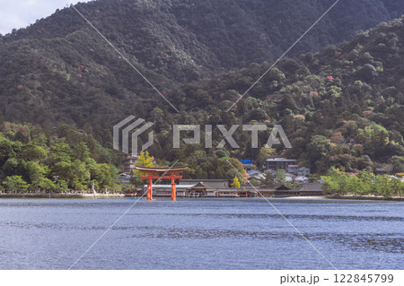 【広島宮島 宮島口JR西日本宮島フェリーからの大鳥居】 【広島宮島 宮島口JR西日本宮島フェリーからの大鳥居】 122845799