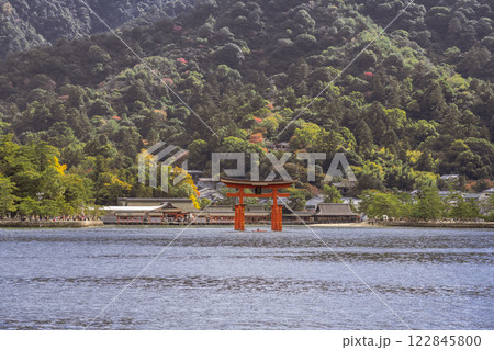【広島宮島 宮島口JR西日本宮島フェリーからの大鳥居】 【広島宮島 宮島口JR西日本宮島フェリーからの大鳥居】 122845800