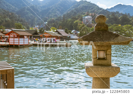 【広島宮島　厳島神社の石灯篭】 122845803