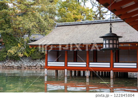 【広島宮島　厳島神社の吊灯篭】 122845804