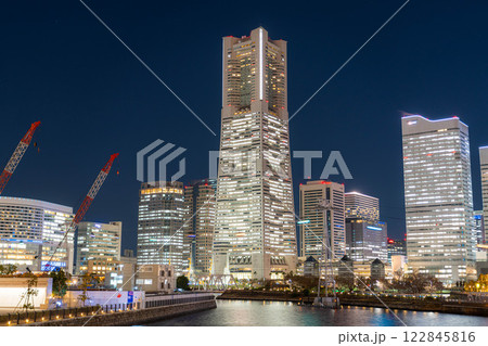 【夜景素材】万国橋から見たみなとみらいの夜景【神奈川県】 122845816