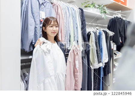 女性 アパレル ショッピング 女性 アパレル ショッピング 122845946