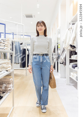 女性　アパレル　ショッピング 122845994