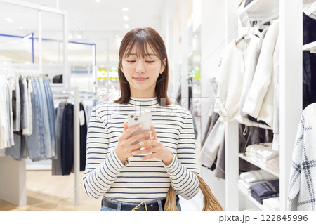 女性 アパレル ショッピング 女性 アパレル ショッピング 122845996