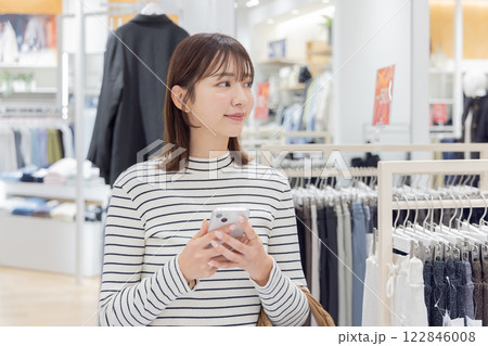 女性　アパレル　ショッピング 122846008