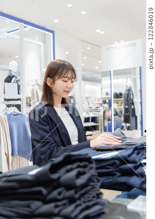女性　アパレル　ショッピング 122846019
