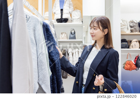 女性　アパレル　ショッピング 122846020