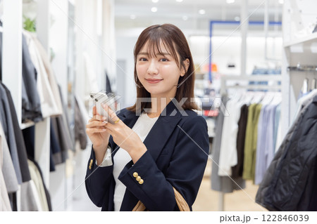女性 アパレル ショッピング 女性 アパレル ショッピング 122846039