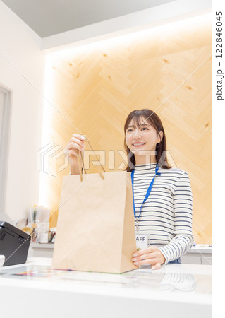 女性　アパレル　ショッピング 122846045