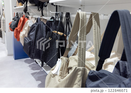 ブティック　商品棚 122846071