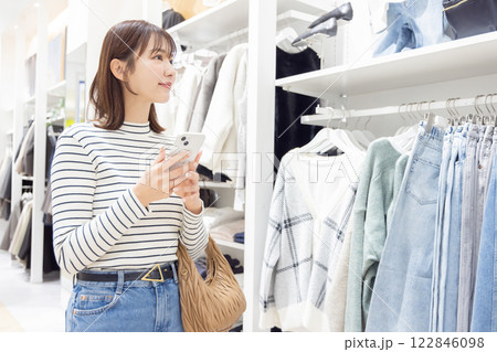 女性 アパレル ショッピング 女性 アパレル ショッピング 122846098