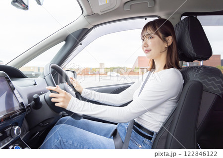 若い女性 運転 カーナビ 若い女性 運転 カーナビ 122846122