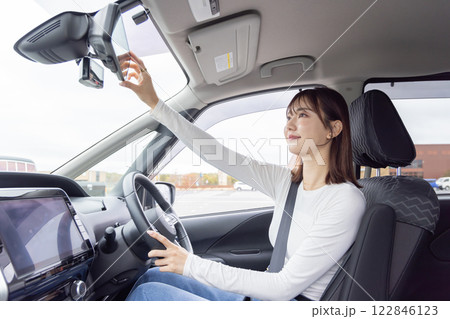 若い女性　運転　ルームミラー 122846123