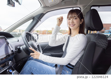 若い女性 運転 ガッツポーズ 若い女性 運転 ガッツポーズ 122846124