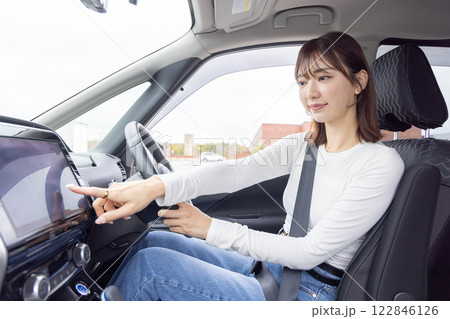 若い女性 運転 カーナビ 若い女性 運転 カーナビ 122846126