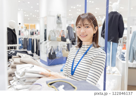 アパレル店で働く女性 122846137