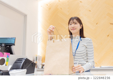 女性　アパレル　ショッピング 122846156