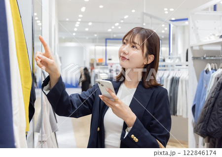 女性 アパレル ショッピング 女性 アパレル ショッピング 122846174