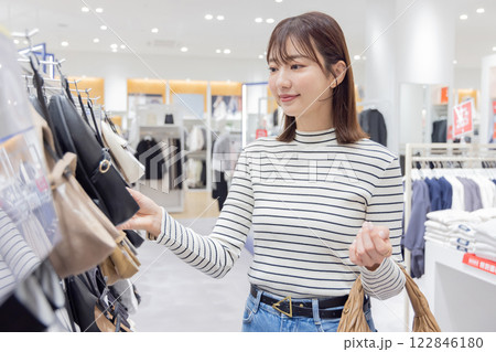 ショッピング 靴を選ぶ女性 ショッピング 靴を選ぶ女性 122846180