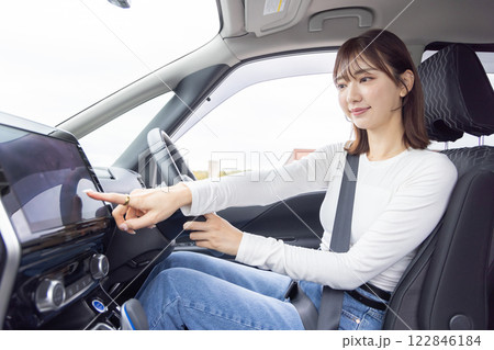 若い女性 運転 カーナビ 若い女性 運転 カーナビ 122846184