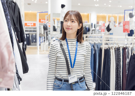 アパレル店で働く女性 アパレル店で働く女性 122846187