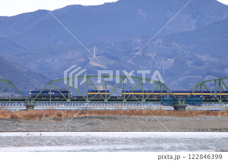 大井川を渡るEF210形牽引の貨物列車(カンガルーライナーSS660)_2025/1/12撮影 122846399