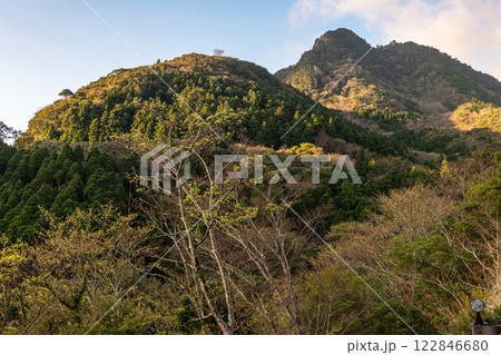 春の朝日 神が宿る山 洋上アルプス屋久島 春の朝日 神が宿る山 洋上アルプス屋久島 122846680