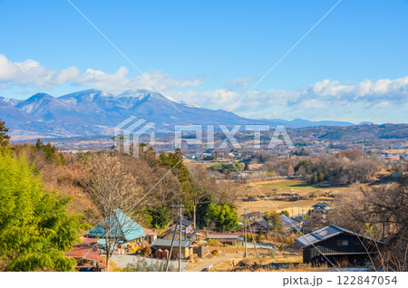 田舎の景色を前景として浅間連峰を望む【長野県】 田舎の景色を前景として浅間連峰を望む【長野県】 122847054