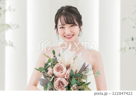 結婚式場でブーケを持つ花嫁・新婦の女性(笑顔) 結婚式場でブーケを持つ花嫁・新婦の女性(笑顔) 122847422