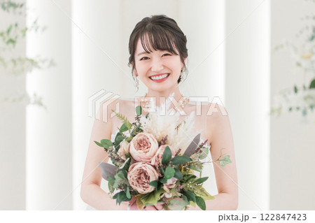 結婚式場でブーケを持つ花嫁・新婦の女性(笑顔) 結婚式場でブーケを持つ花嫁・新婦の女性(笑顔) 122847423