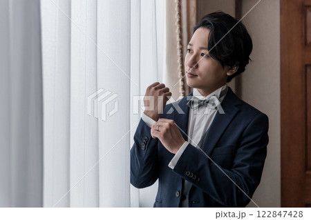 控え室・ブライズルームで結婚式・挙式・披露宴の準備をする新郎・花婿（タキシード） 122847428
