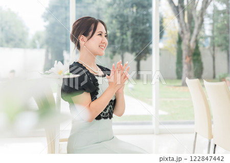 結婚式で拍手をするゲスト・出席者・参列者の女性 122847442