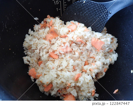 焼き鮭を混ぜたごはん 122847447