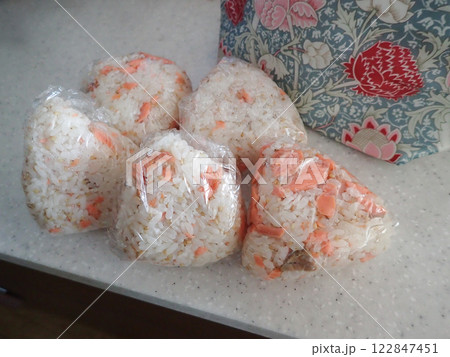 鮭むすび 122847451