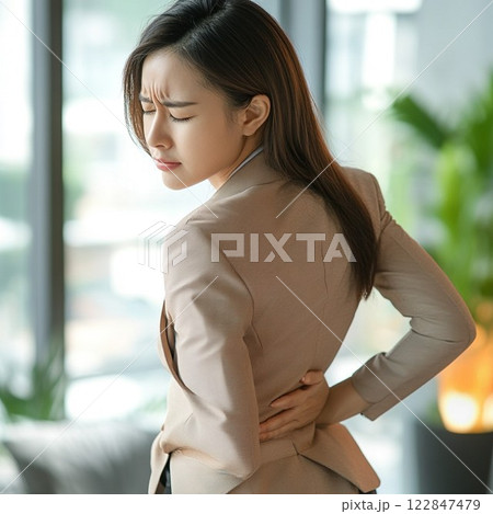 腰痛で悩む社会人の女性 腰痛で悩む社会人の女性 122847479