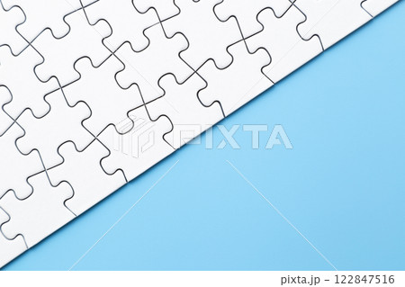 青色背景に無地のジグソーパズル 122847516