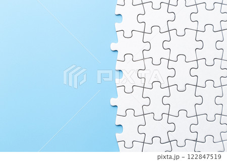 青色背景に無地のジグソーパズル 122847519